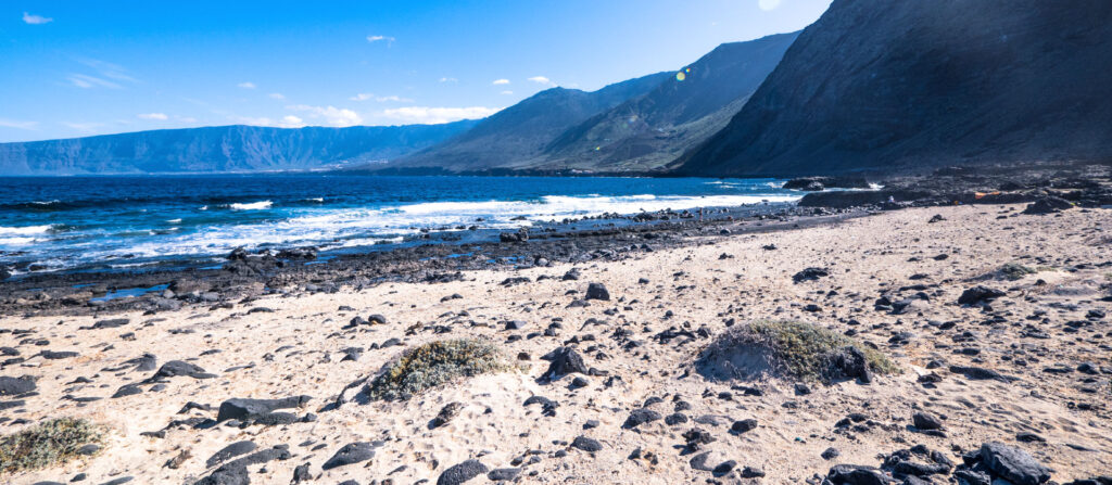 descubre la playa arenas blancas el hierro