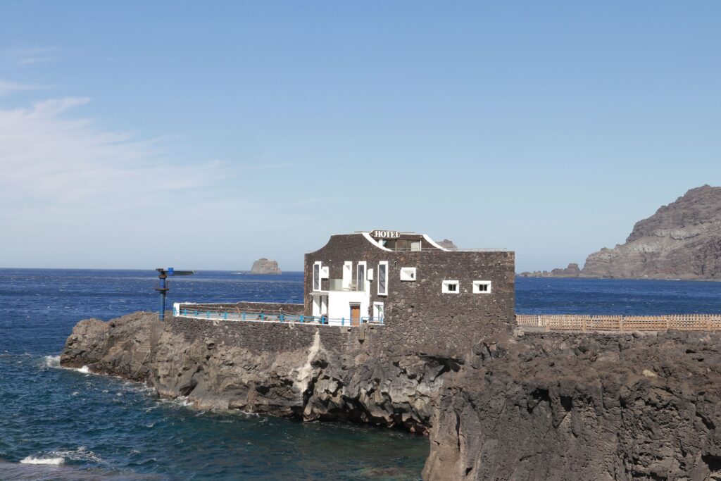 descubre el hotel mas pequeno del mundo en el hierro