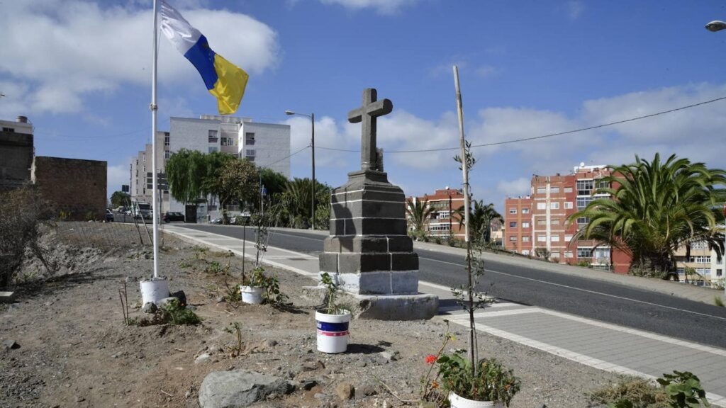 descubriendo la cruz de piedra en las palmas